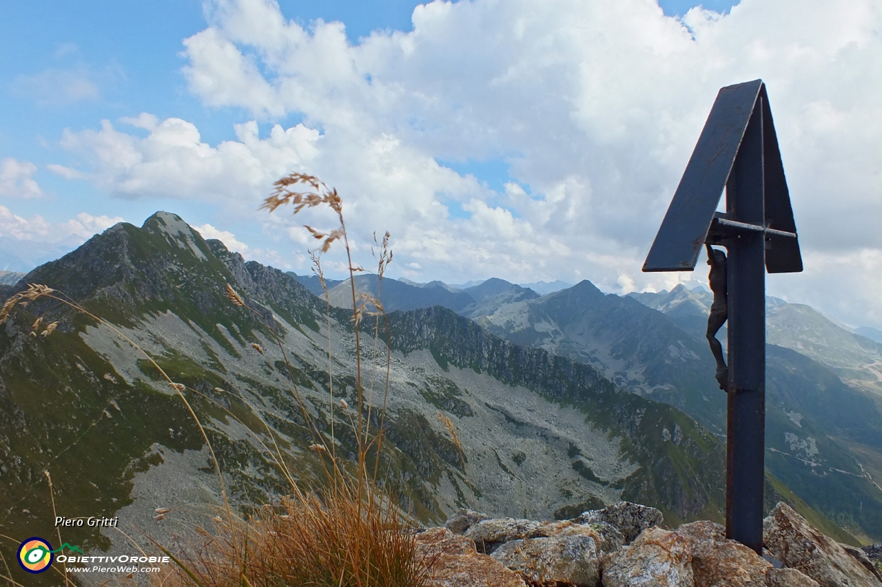 02 La piccola croce in vetta al Valegino con in fronte Cima Cadelle.JPG